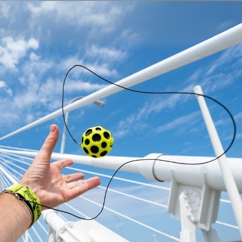 Waboba Markasının Bounceback ürünü Bileğinize taktığınız bileklik sayesinde moon ball ürününü kaybetmeden zeminde veya duvarda sektirmenizi sağlar ve sınırsız eğlenceli anlar oluşturur